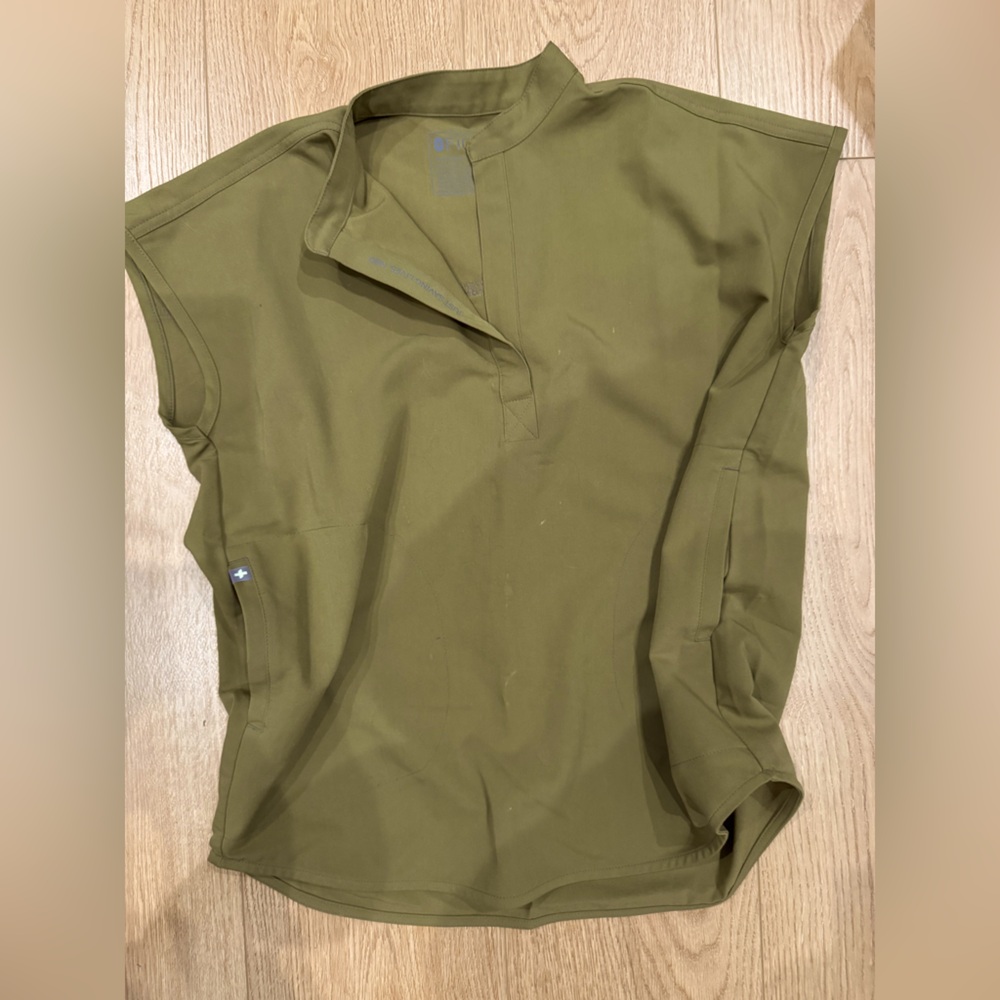 Excellent condition, Rafaella oversized scrub top with mandarin collar. XXS